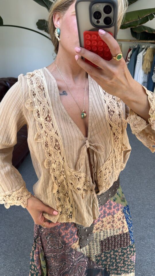 CAMEL RENGİ DANTEL İŞLEMELİ V YAKA İTHAL BLUZ