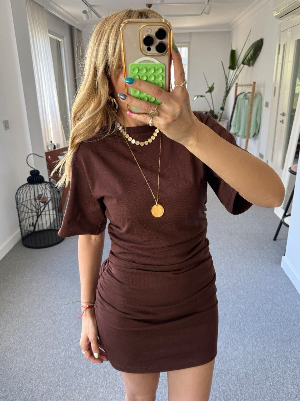 KAHVE YANLARI BÜZGÜLÜ ELBİSE