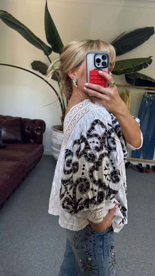 KAHVERENGİ İŞLEMELİ V YAKA İTHAL BLUZ