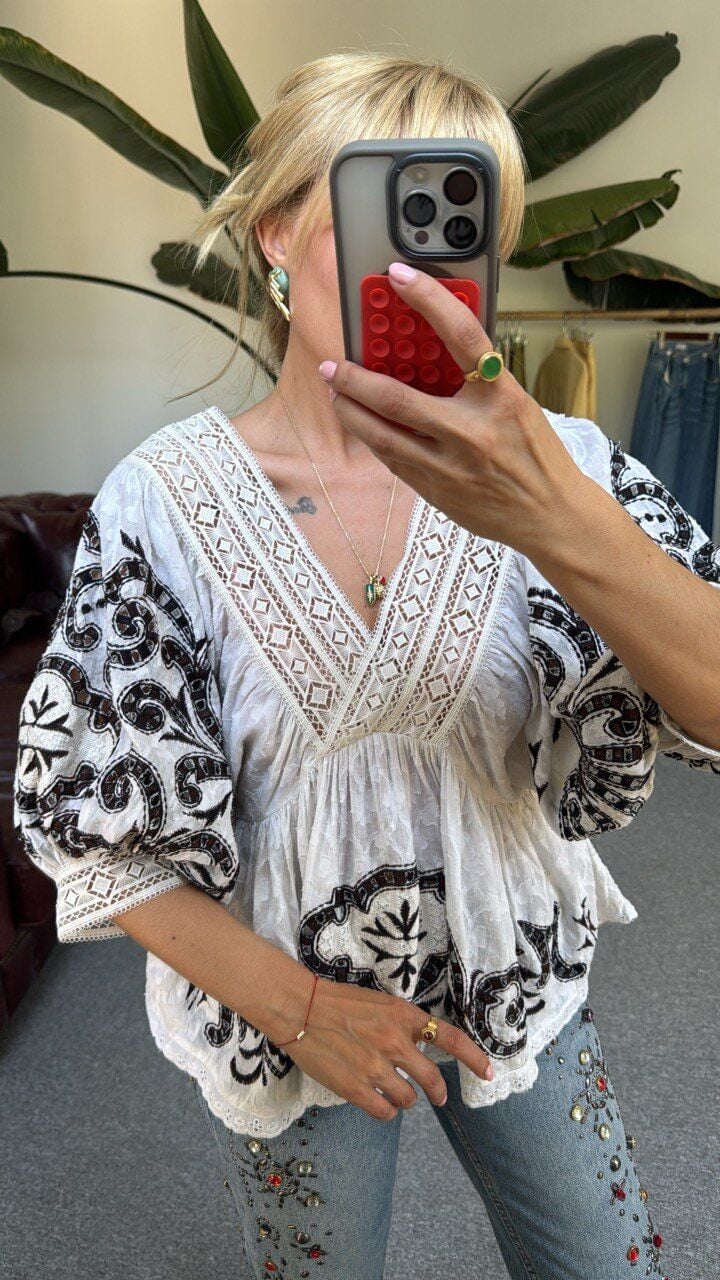 KAHVERENGİ İŞLEMELİ V YAKA İTHAL BLUZ