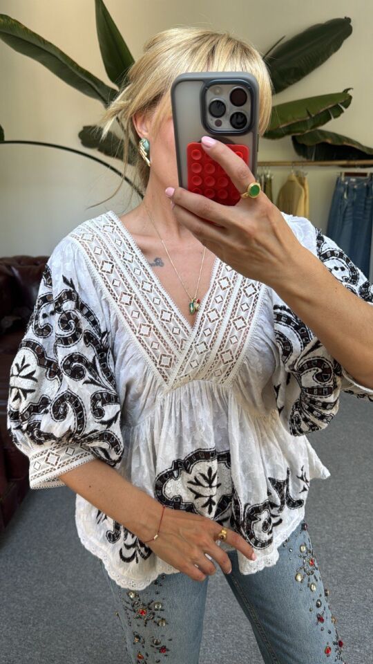 KAHVERENGİ İŞLEMELİ V YAKA İTHAL BLUZ