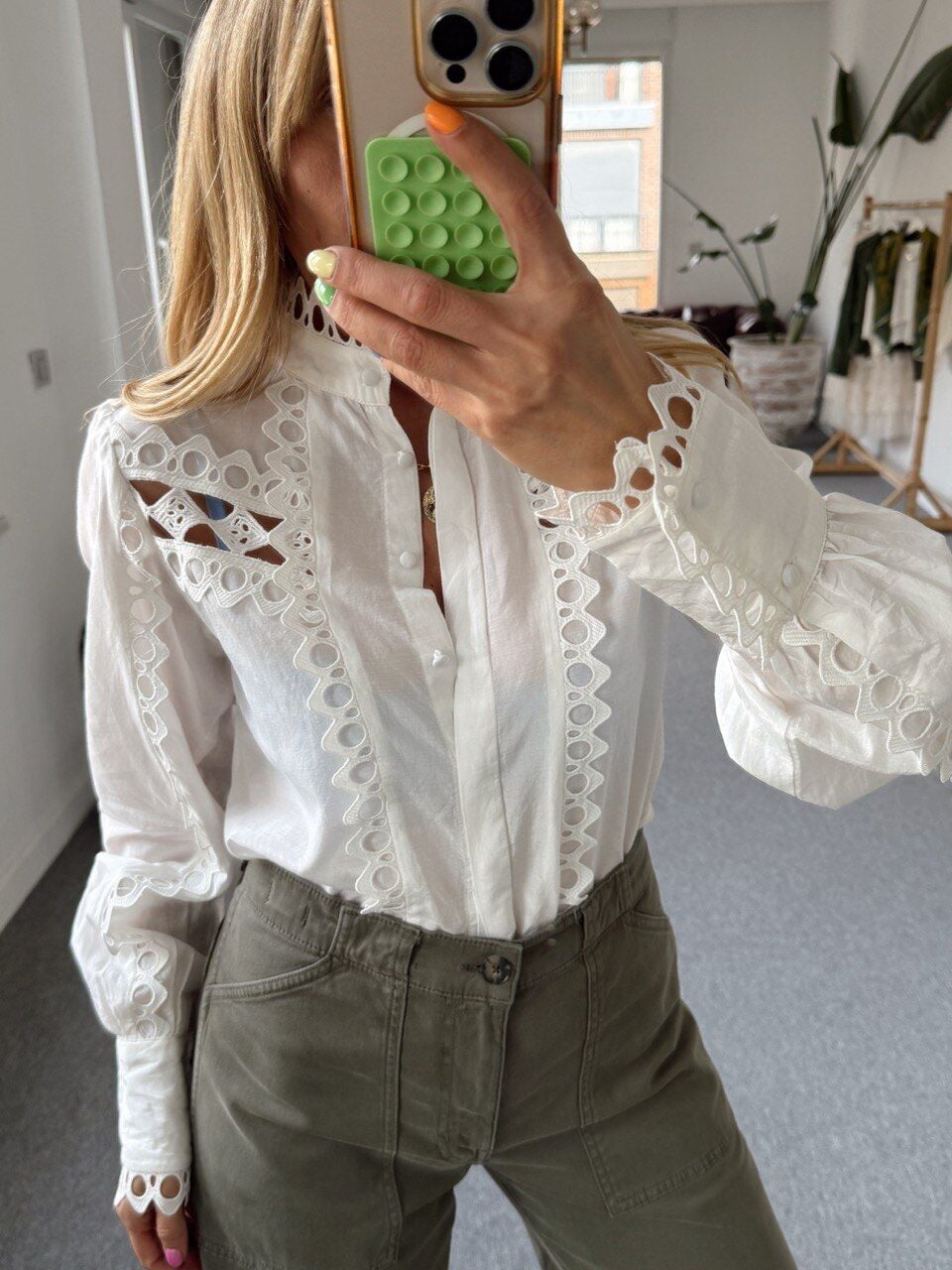 BEYAZ GÜPÜR DETAY DİK YAKA İTHAL GÖMLEK