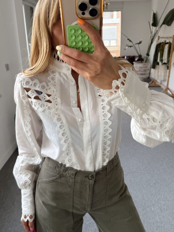 BEYAZ GÜPÜR DETAY DİK YAKA İTHAL GÖMLEK