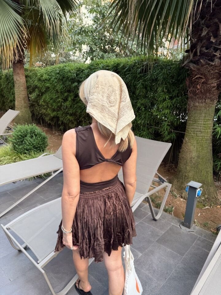 KAHVE SIRTI AÇIK BÜZGÜLÜ TOP