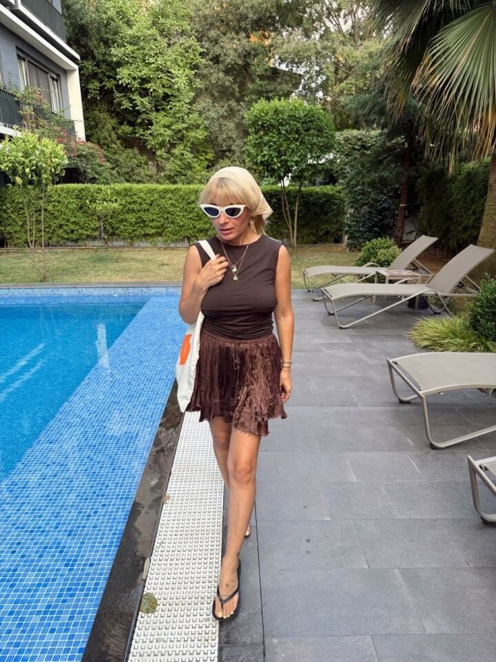 KAHVE SIRTI AÇIK BÜZGÜLÜ TOP