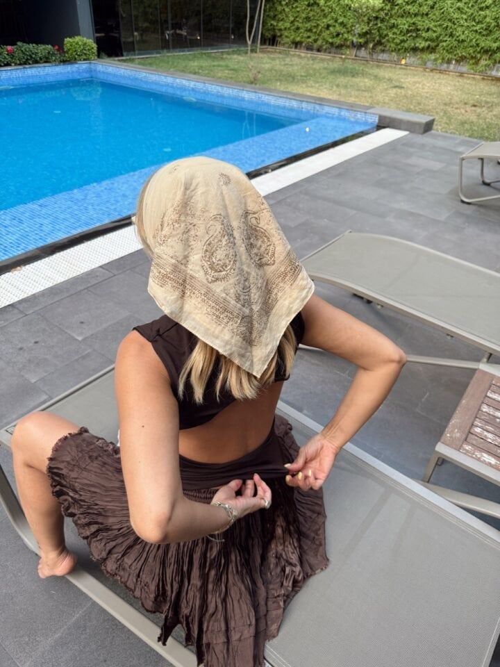 KAHVE SIRTI AÇIK BÜZGÜLÜ TOP