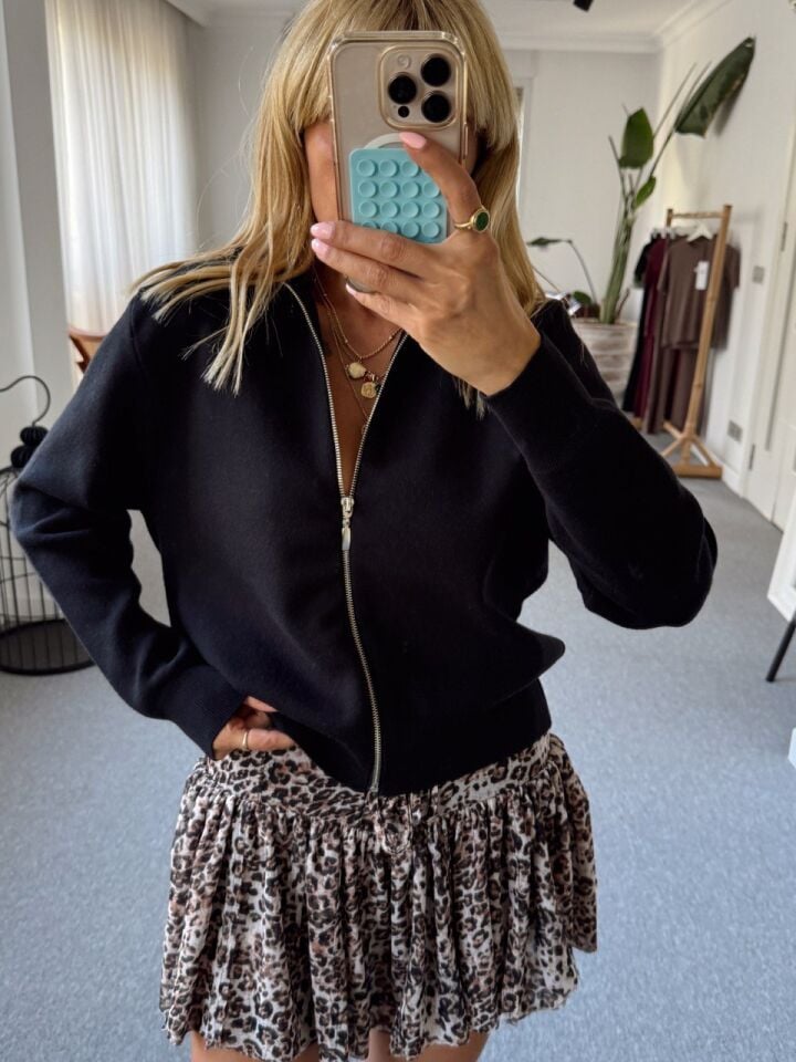 SİYAH FERMUARLI TRİKO HIRKA