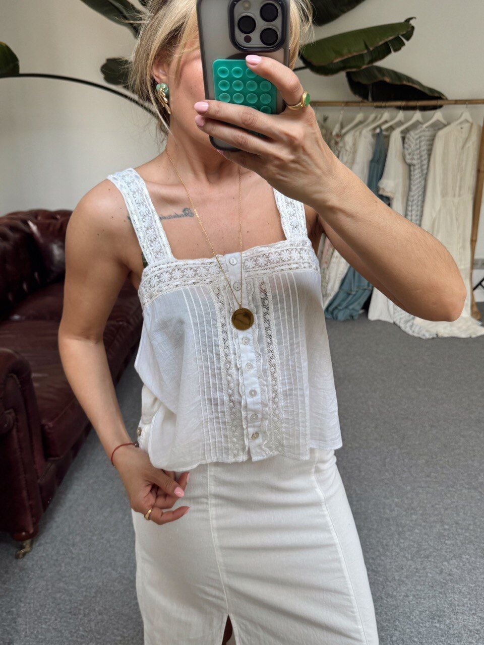 KREM DANTEL İŞLEMELİ İTHAL ASKILI BLUZ