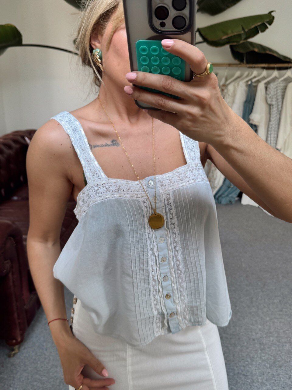 AÇIK MAVİ DANTEL İŞLEMELİ İTHAL ASKILI BLUZ