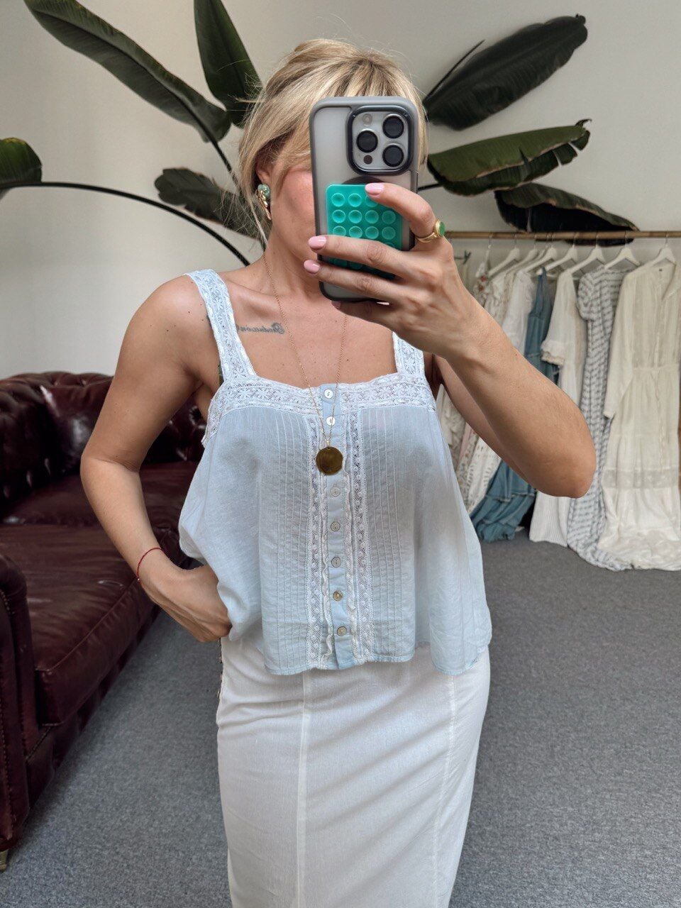 AÇIK MAVİ DANTEL İŞLEMELİ İTHAL ASKILI BLUZ