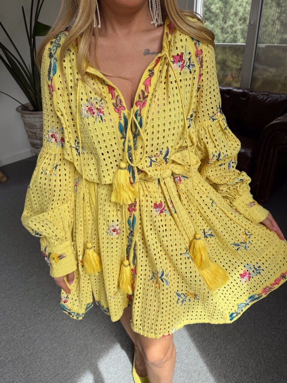 SARI NAKIŞ İŞLEMELİ  FİSTO İTHAL ELBİSE