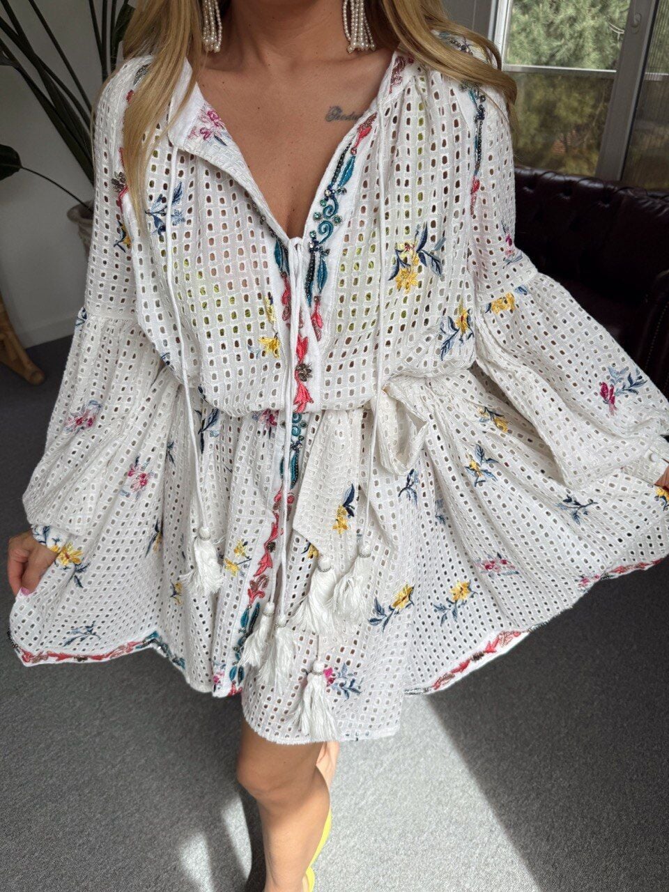 BEYAZ NAKIŞ İŞLEMELİ FİSTO İTHAL ELBİSE