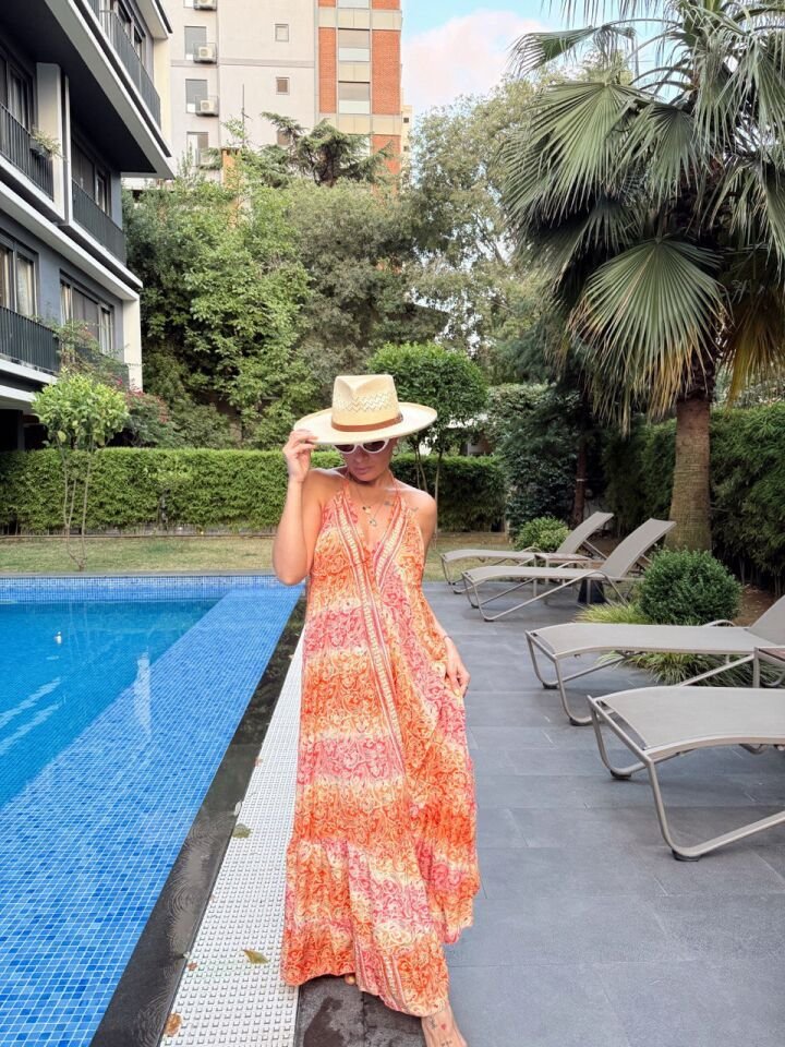 TURUNCU DESENLİ SIRT DEKOLTELİ İTHAL ELBİSE