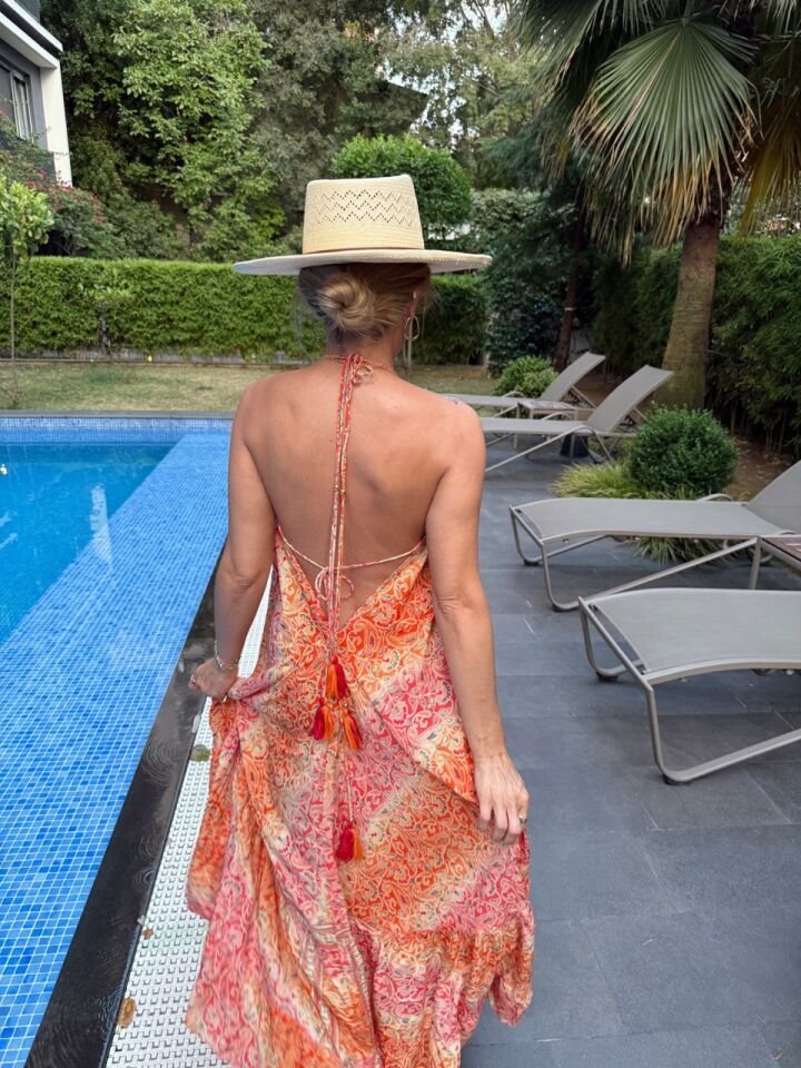 TURUNCU DESENLİ SIRT DEKOLTELİ İTHAL ELBİSE