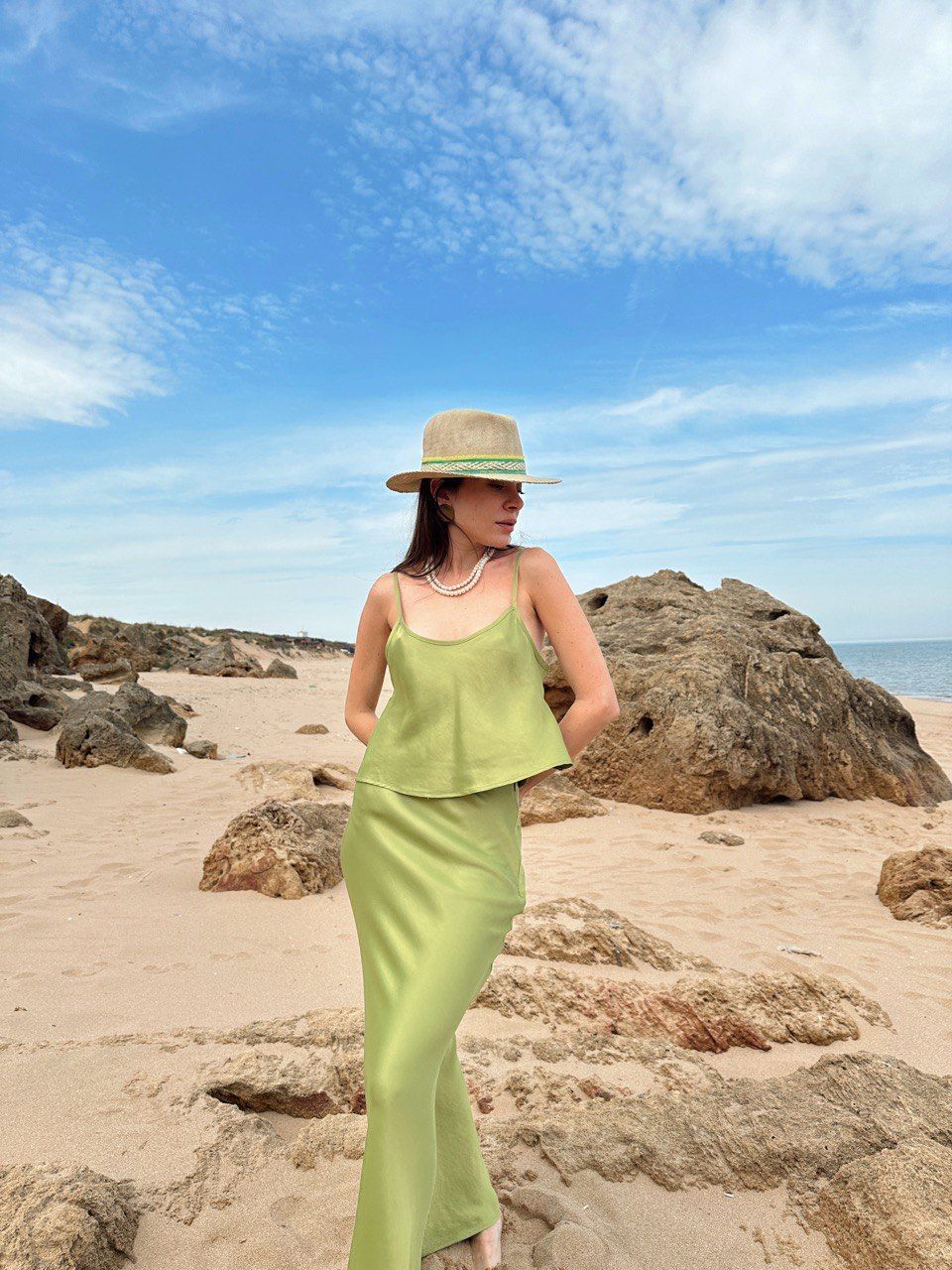 YEŞİL ASKILI SATEN BLUZ