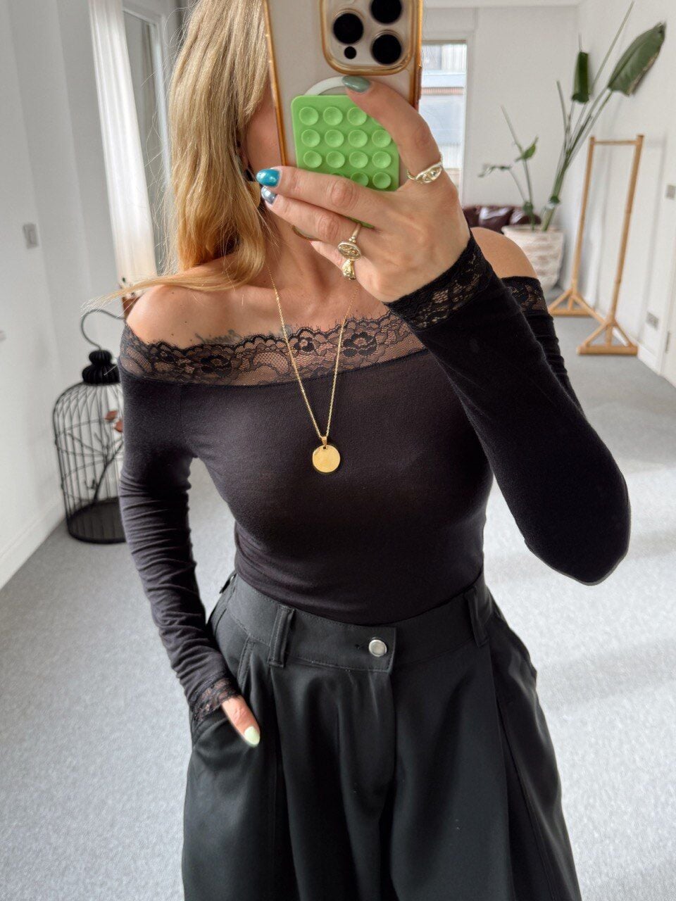 SİYAH MADONNA YAKA DANTEL DETAY BLUZ