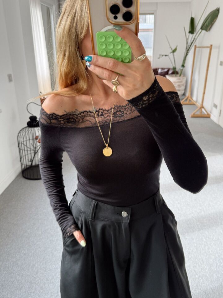 SİYAH MADONNA YAKA DANTEL DETAY BLUZ