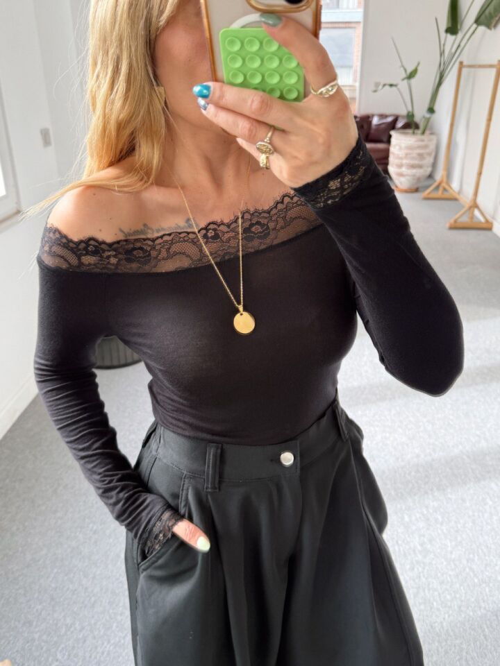 SİYAH MADONNA YAKA DANTEL DETAY BLUZ