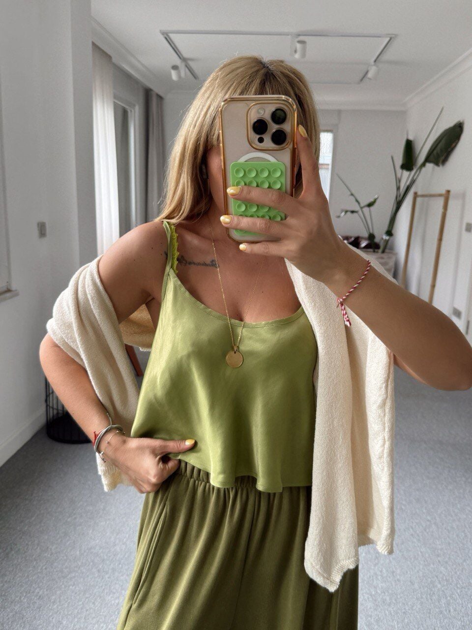 YEŞİL ASKILI SATEN BLUZ