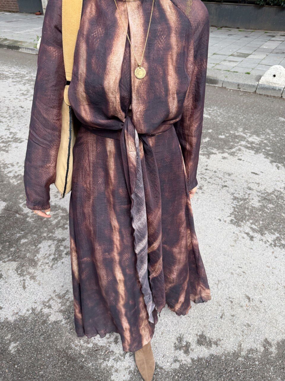 KAHVE BATİK DESEN BASKILI ELBİSE