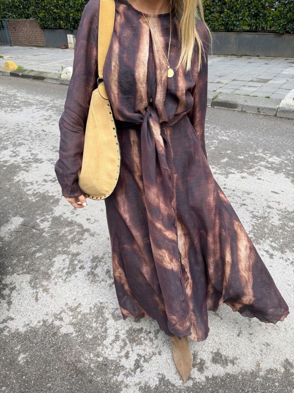 KAHVE BATİK DESEN BASKILI ELBİSE