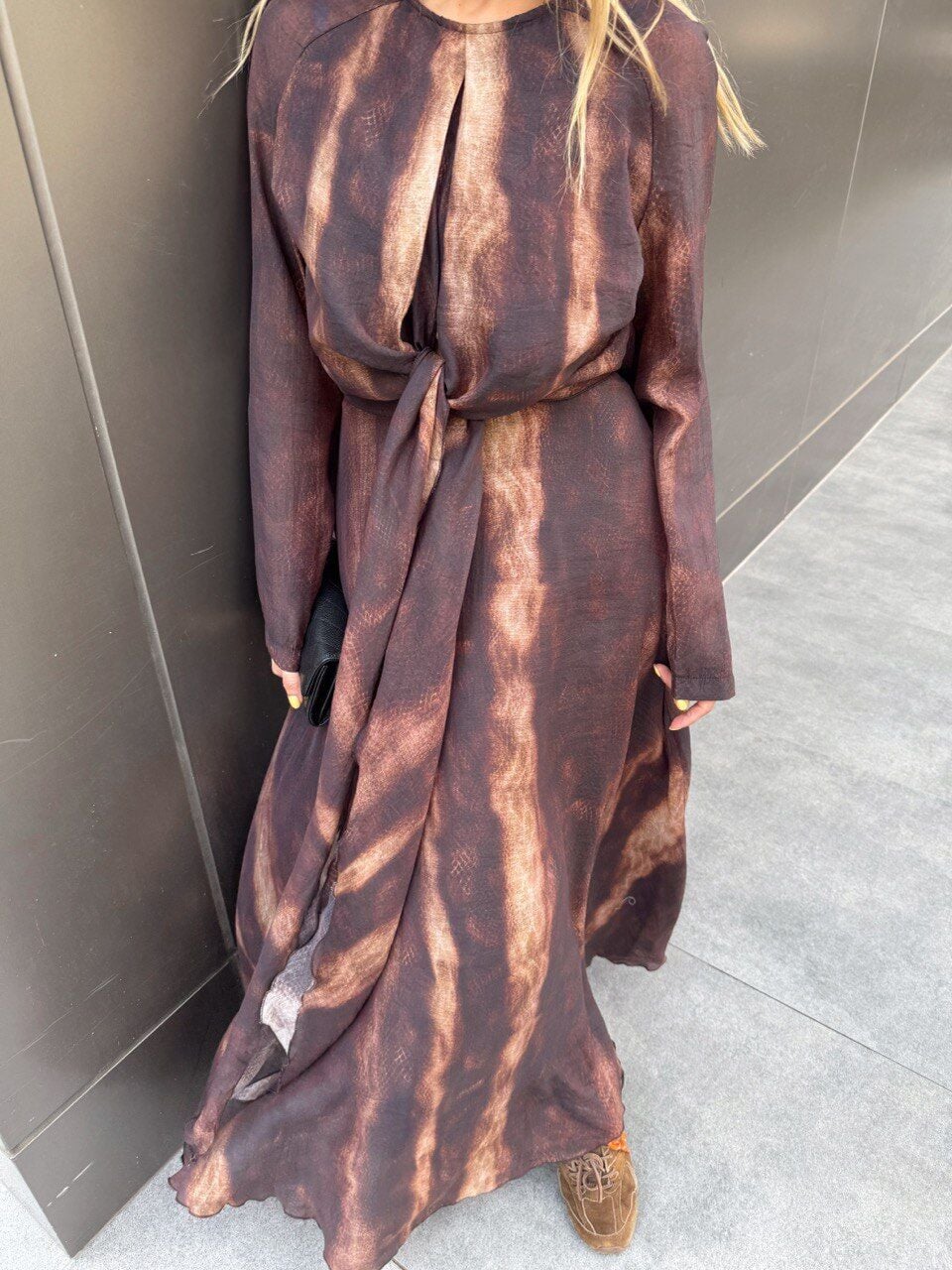 KAHVE BATİK DESEN BASKILI ELBİSE