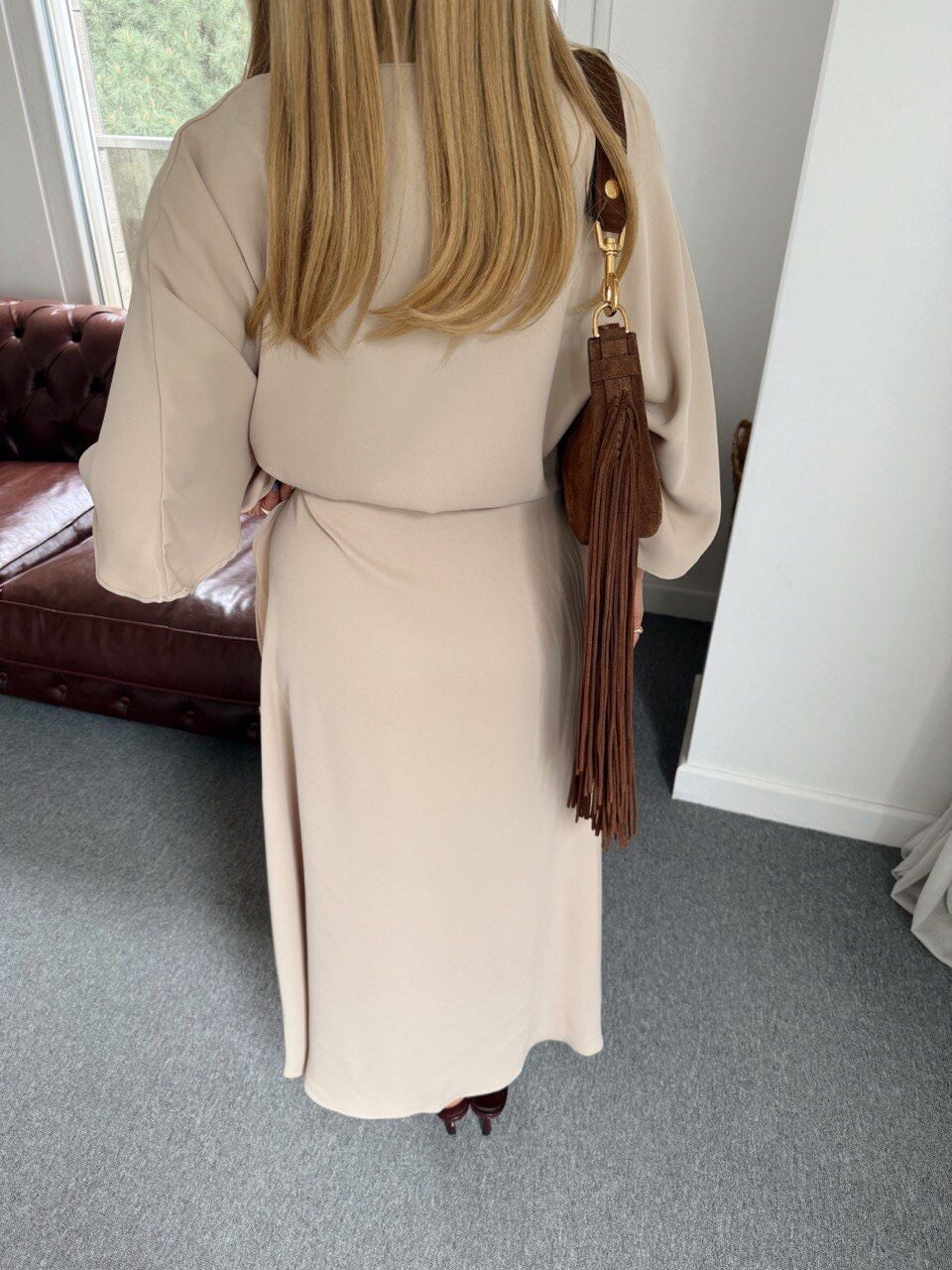 BEJ YIRTMAÇLI YARASA KOL MAXİ ELBİSE