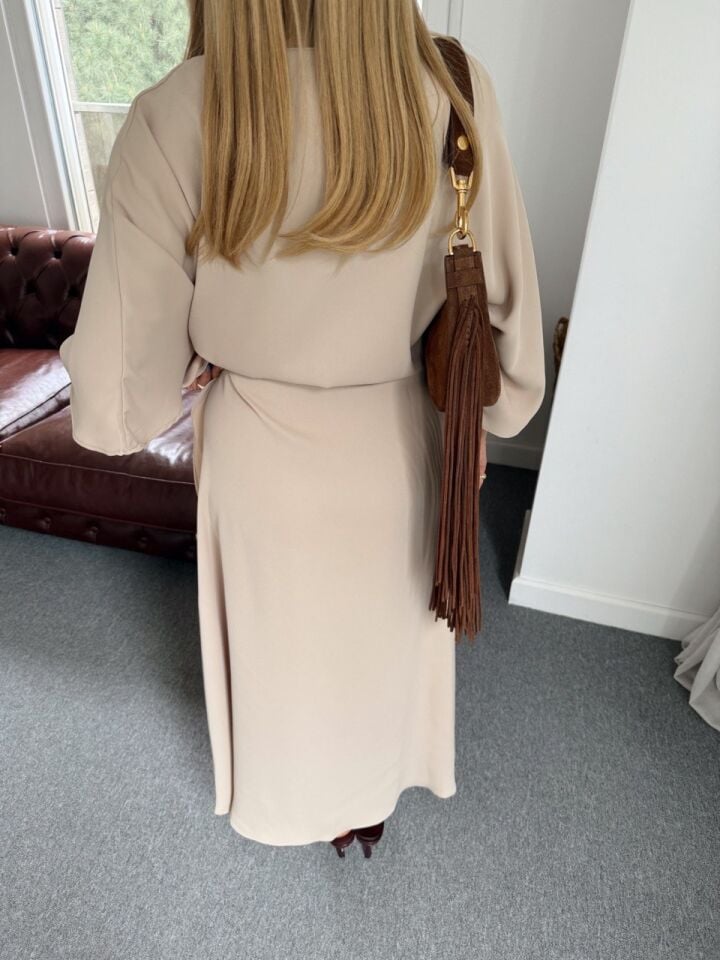 BEJ YIRTMAÇLI YARASA KOL MAXİ ELBİSE
