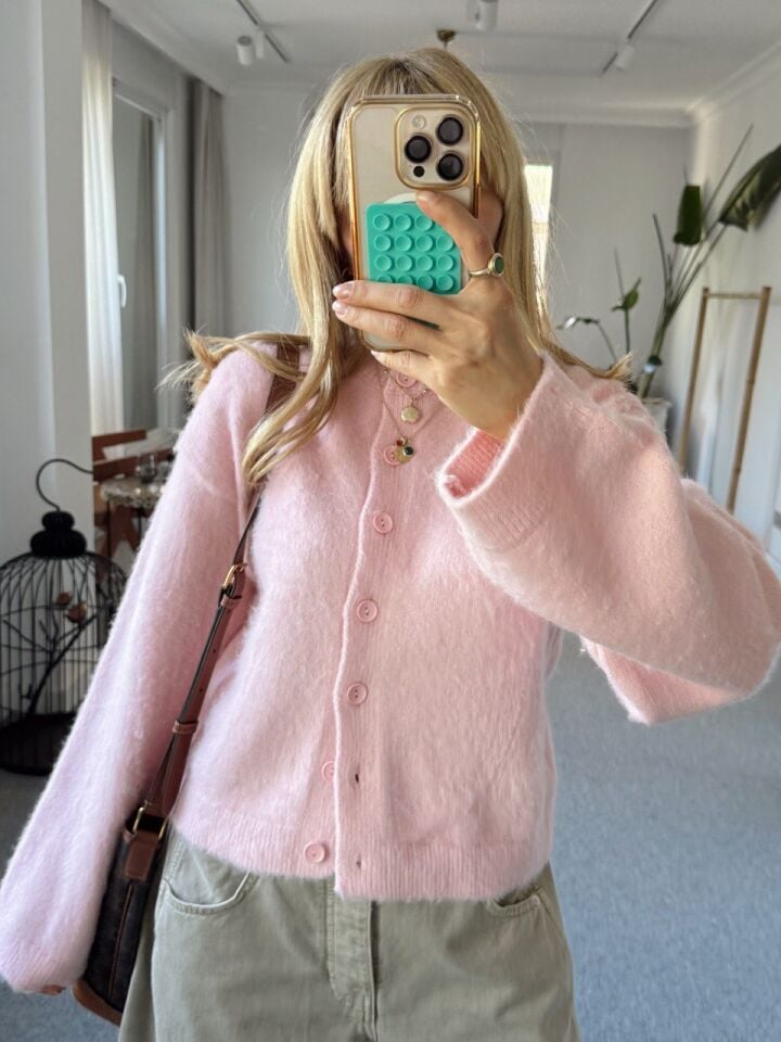 PEMBE BİSİKLET YAKA DÜĞMELİ HIRKA