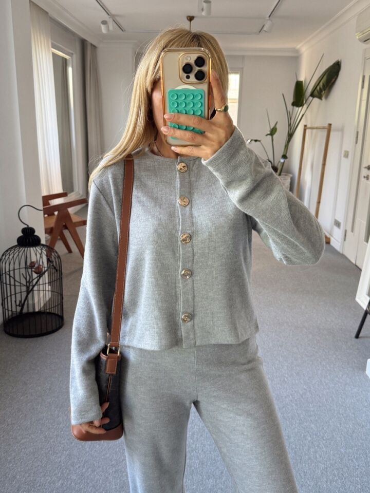 GRİ DÜĞMELİ HIRKA PANTOLON TAKIM