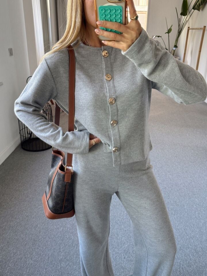 GRİ DÜĞMELİ HIRKA PANTOLON TAKIM