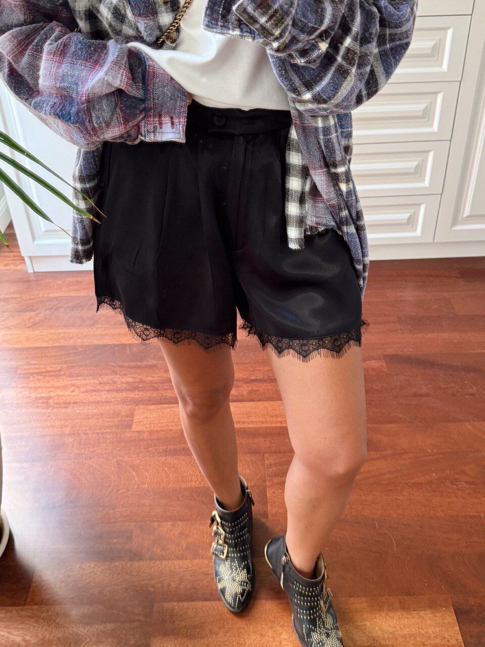 SİYAH DANTEL DETAY SATEN ŞORT