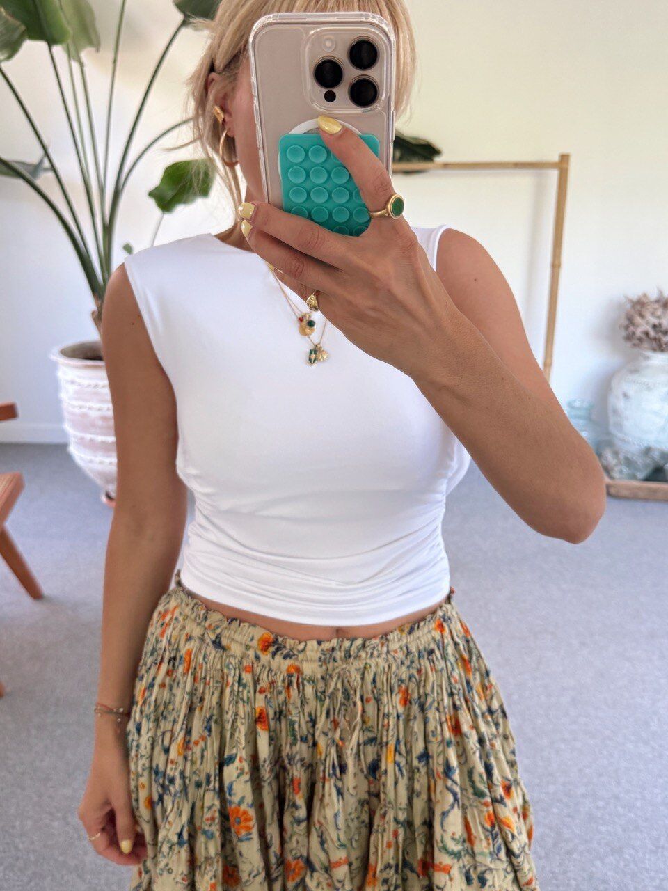 BEYAZ SIRTI AÇIK BÜZGÜLÜ TOP