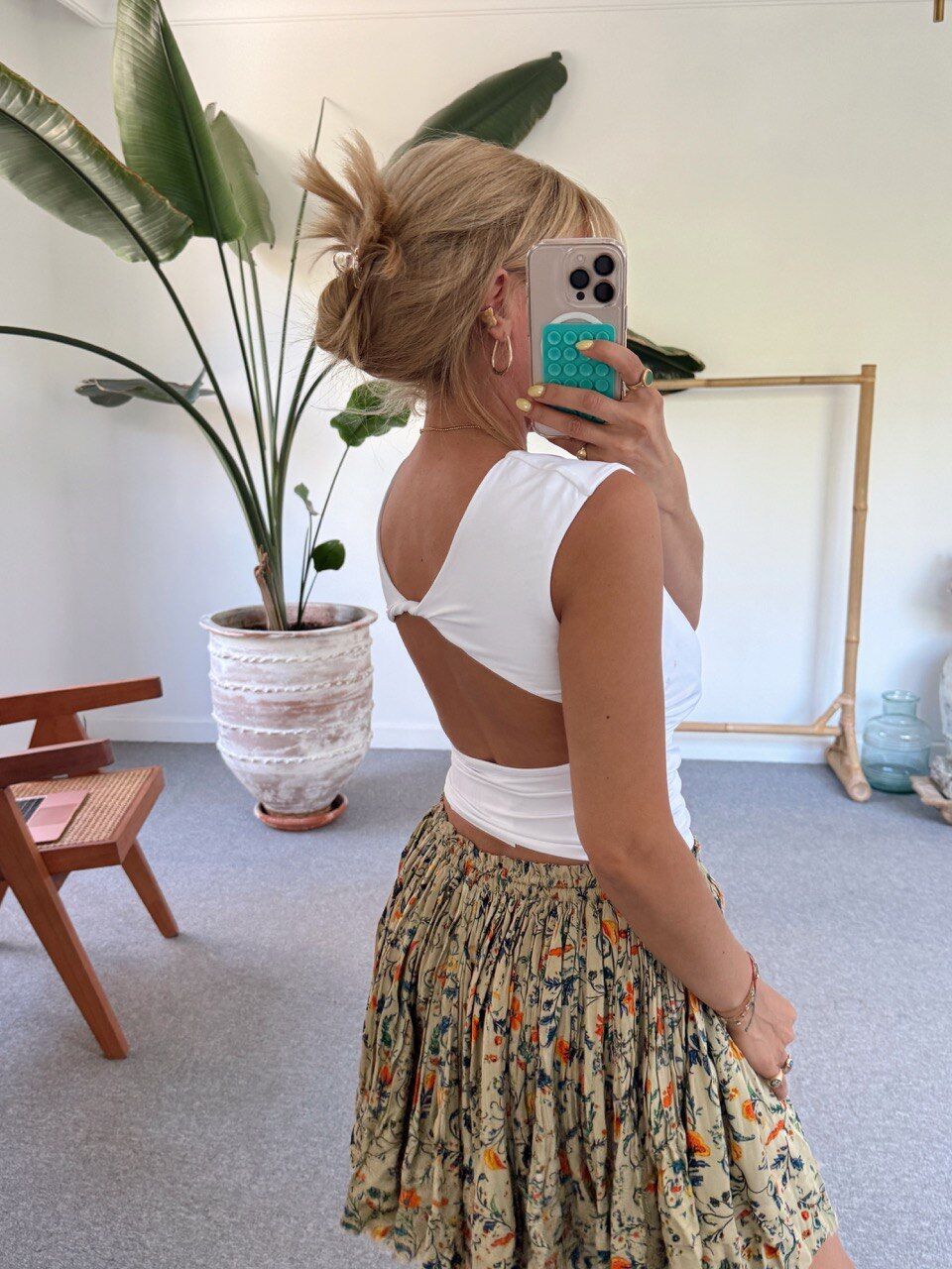 BEYAZ SIRTI AÇIK BÜZGÜLÜ TOP