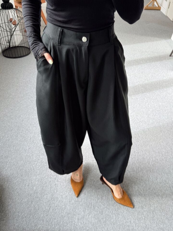 SİYAH PAÇA PİLELİ BOL PANTOLON