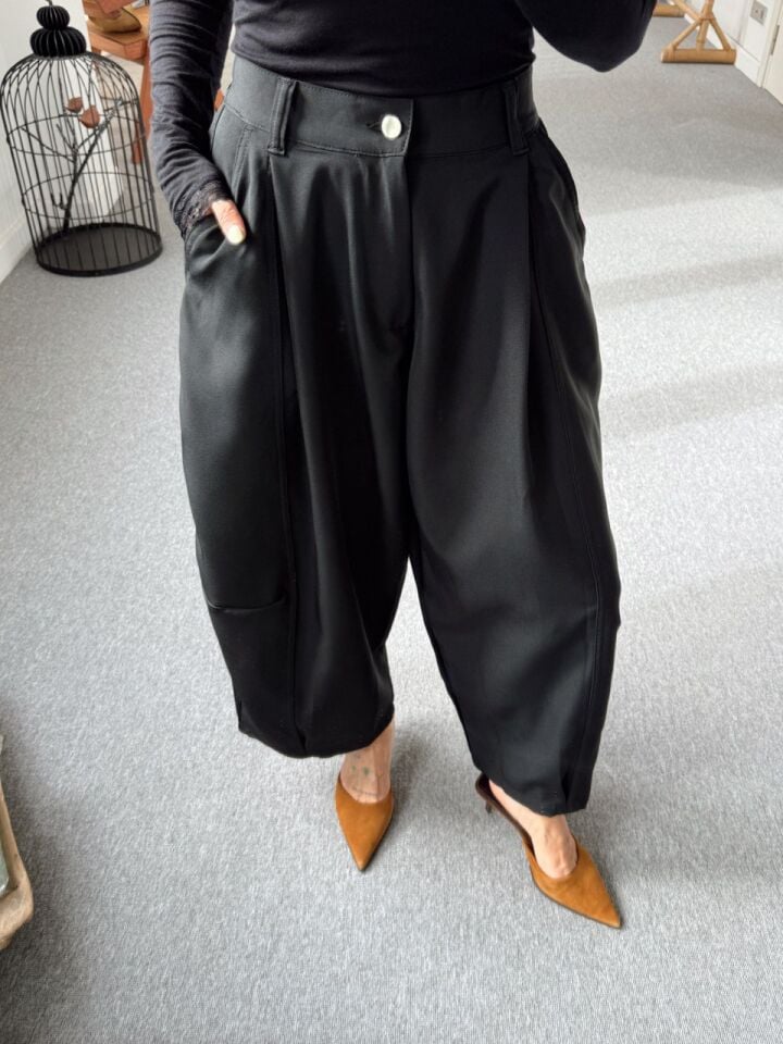 SİYAH PAÇA PİLELİ BOL PANTOLON