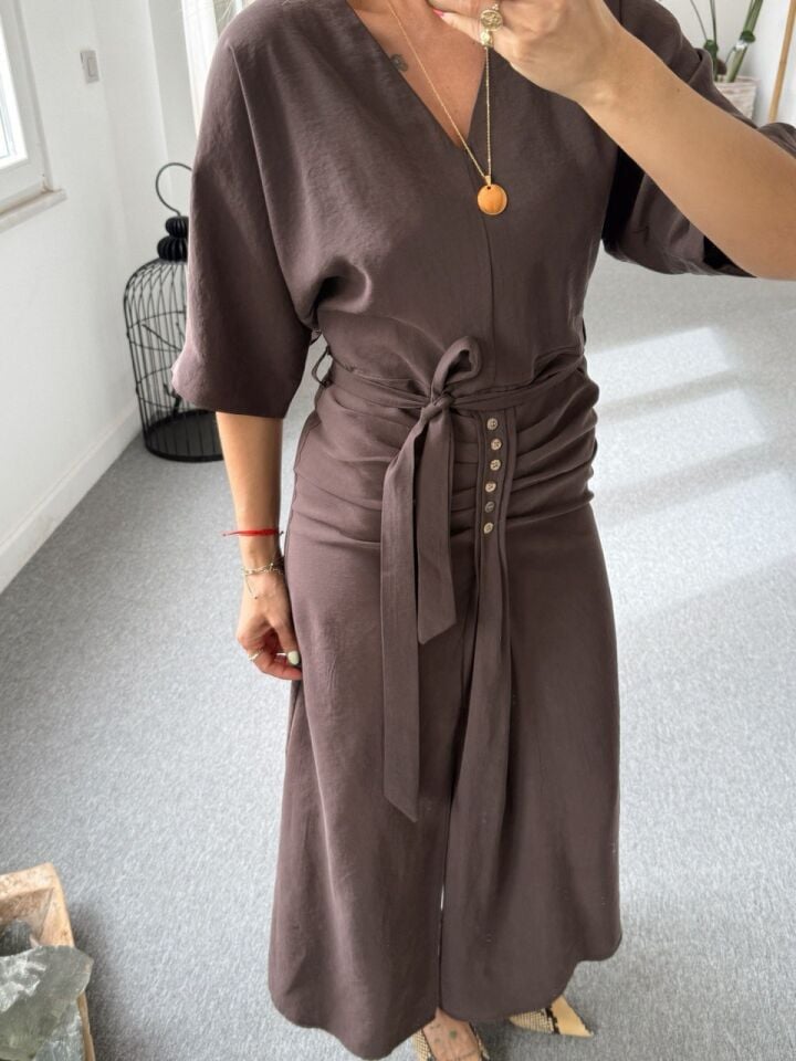 KAHVE BEL DETAY TENSEL ELBİSE