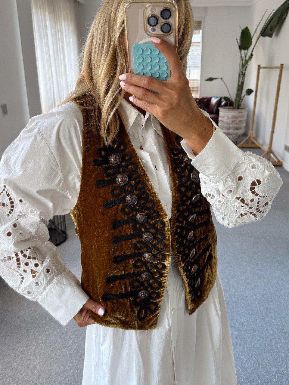 KADİFE İŞLEMELİ İTHAL YELEK