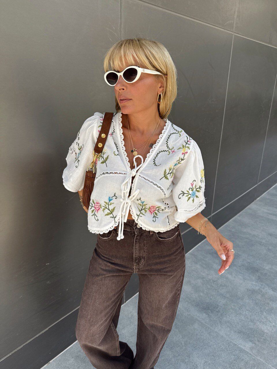 NAKIŞ İŞLEMELİ BAĞLAMALI İTHAL BLUZ