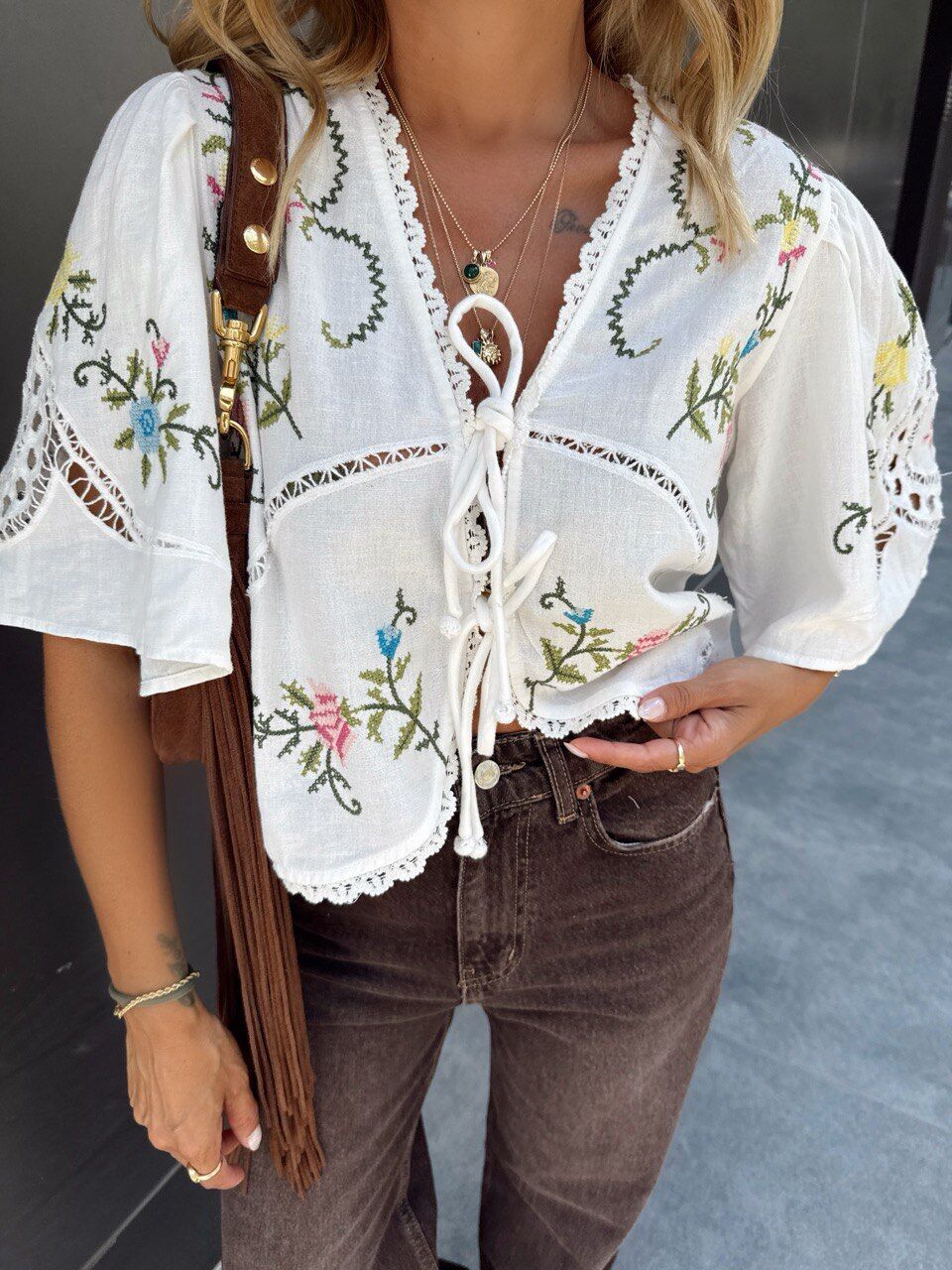 NAKIŞ İŞLEMELİ BAĞLAMALI İTHAL BLUZ