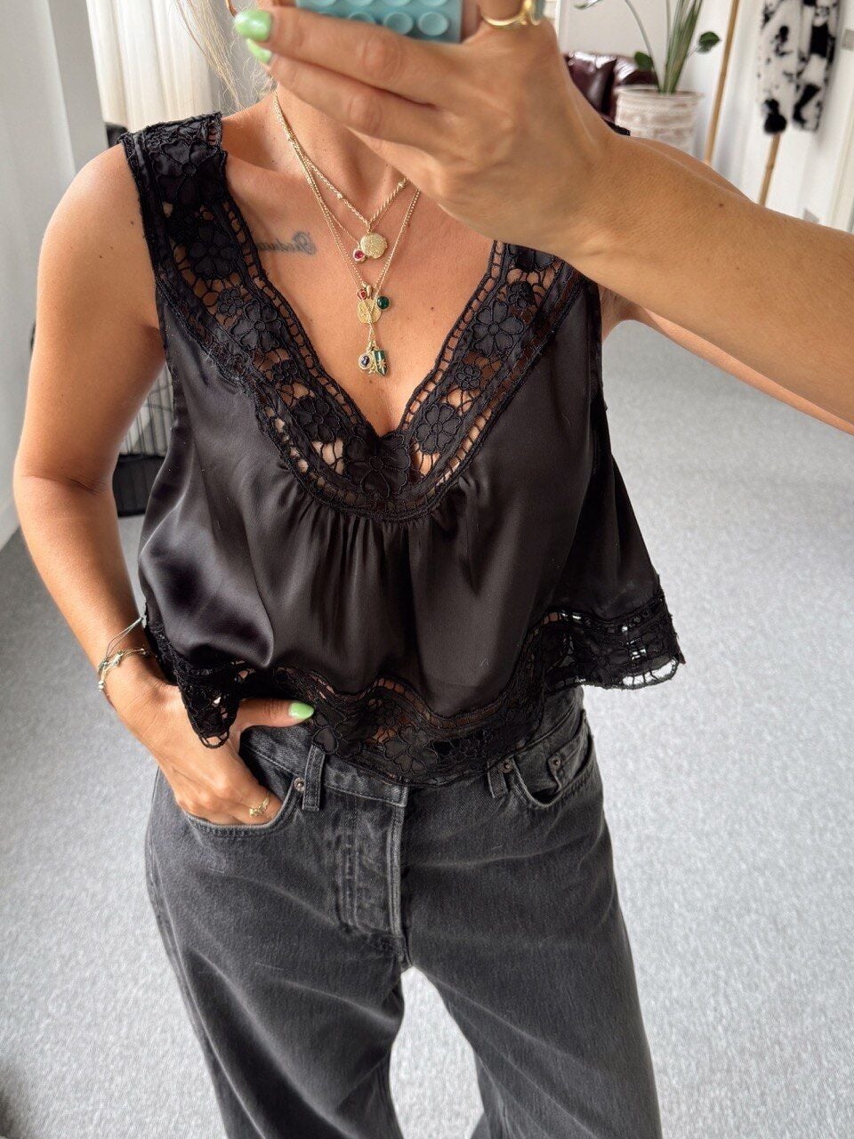 SİYAH GÜPÜR DETAY İTHAL BLUZ