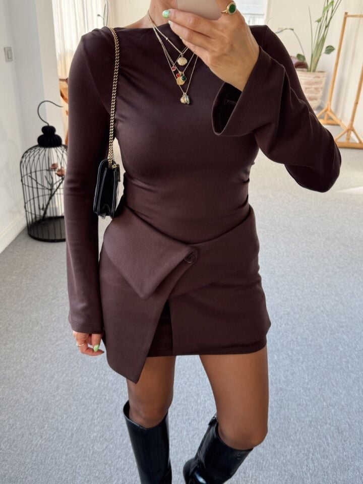 KAHVERENGİ ETEK PARÇA DETAYLI MİNİ ELBİSE