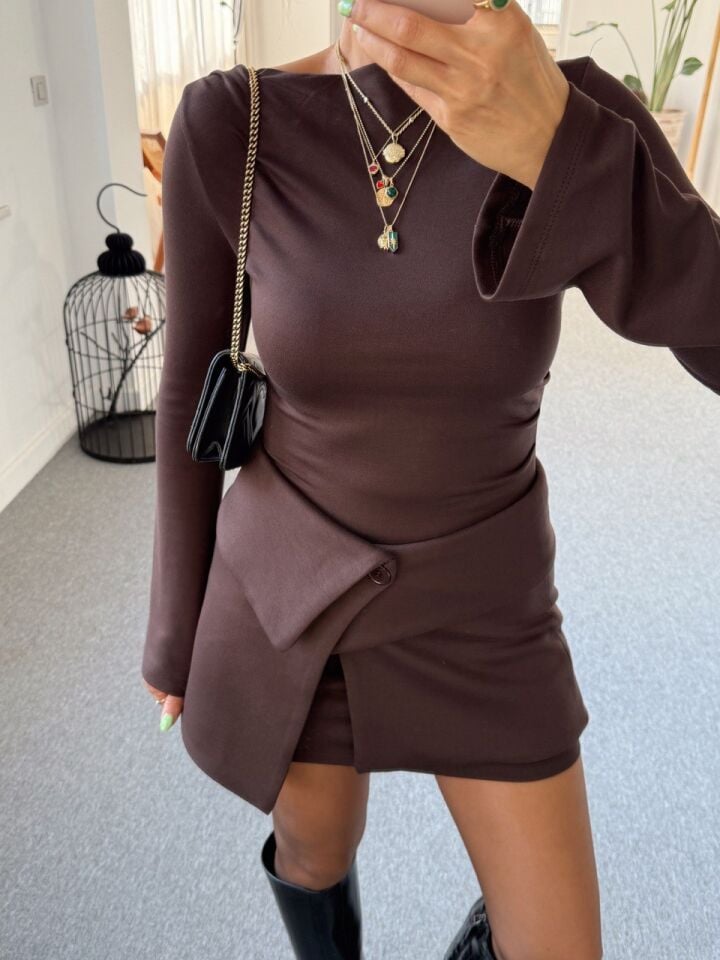 KAHVERENGİ ETEK PARÇA DETAYLI MİNİ ELBİSE