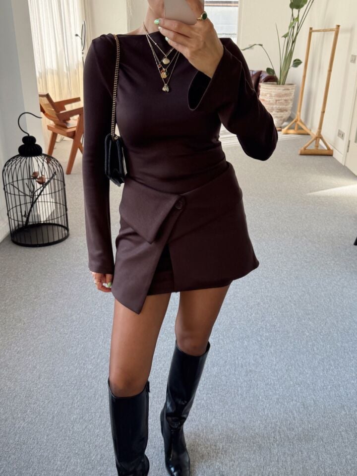 KAHVERENGİ ETEK PARÇA DETAYLI MİNİ ELBİSE