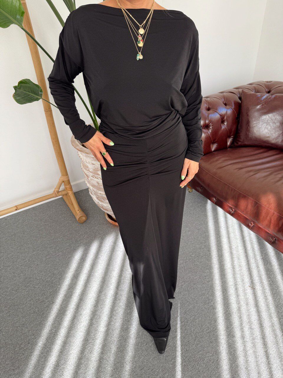 SİYAH SIRT DEKOLTELİ BLUZ ETEK TAKIM