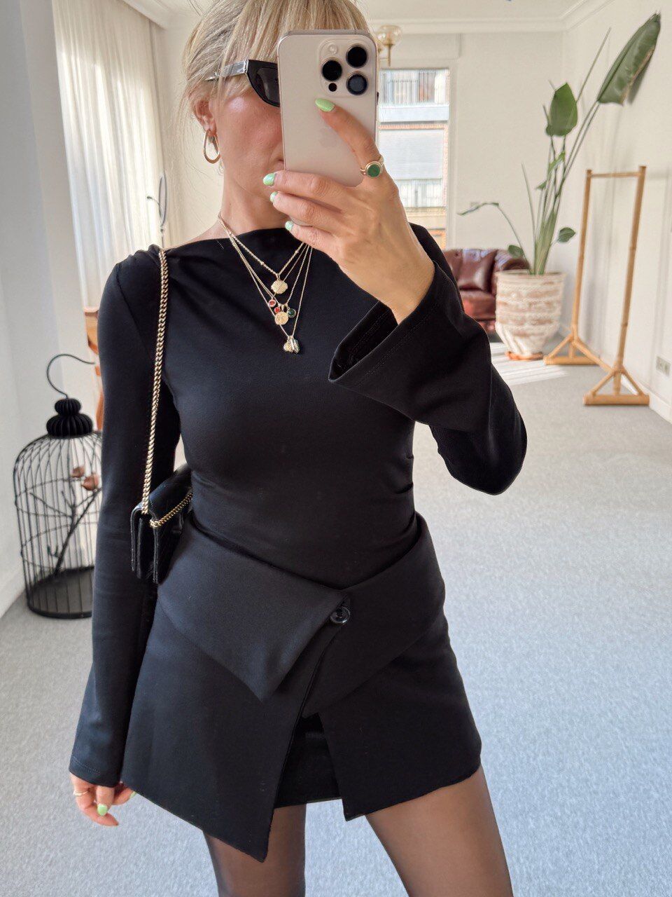 SİYAH ETEK PARÇA DETAYLI MİNİ ELBİSE