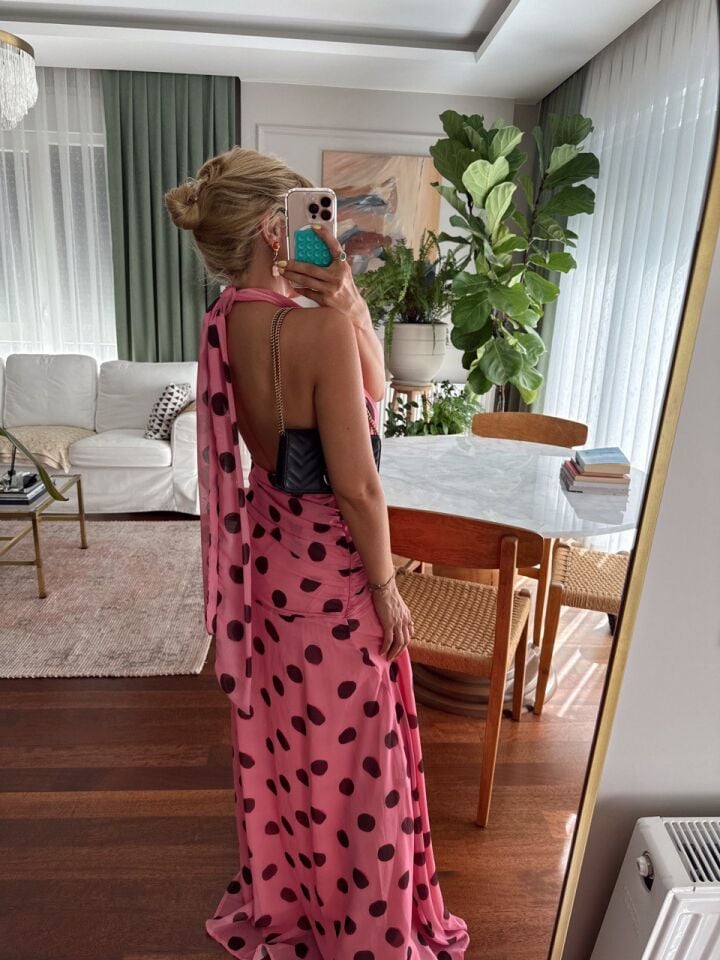 PEMBE PUANTİYE DESEN SIRT DEKOLTELİ ASTARLI ELBİSE