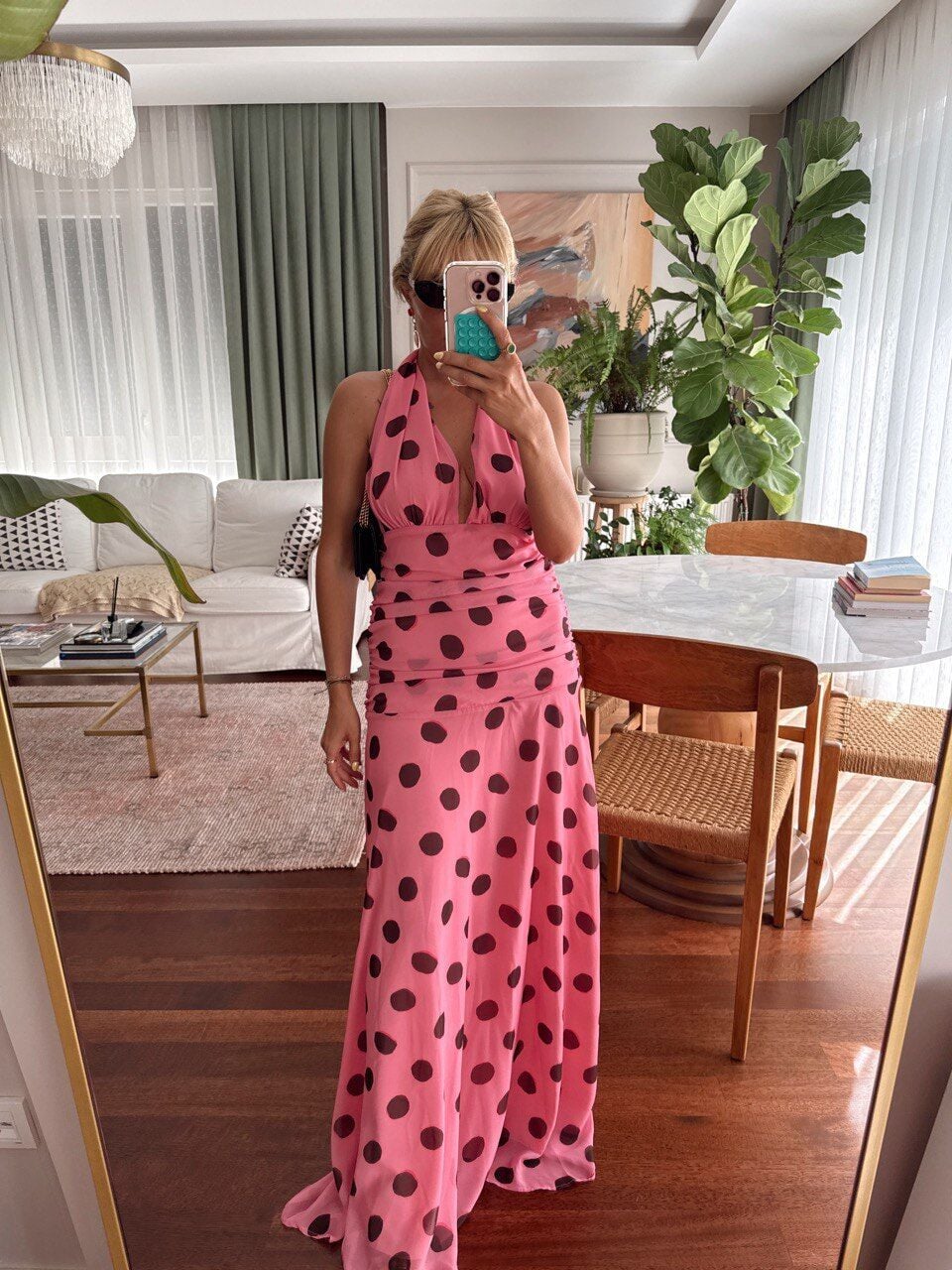 PEMBE PUANTİYE DESEN SIRT DEKOLTELİ ASTARLI ELBİSE