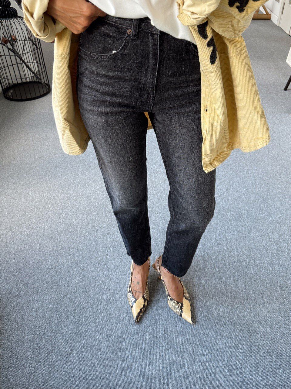 SİYAH TAŞLANMIŞ BOYFİT PAÇASI KESİK JEAN