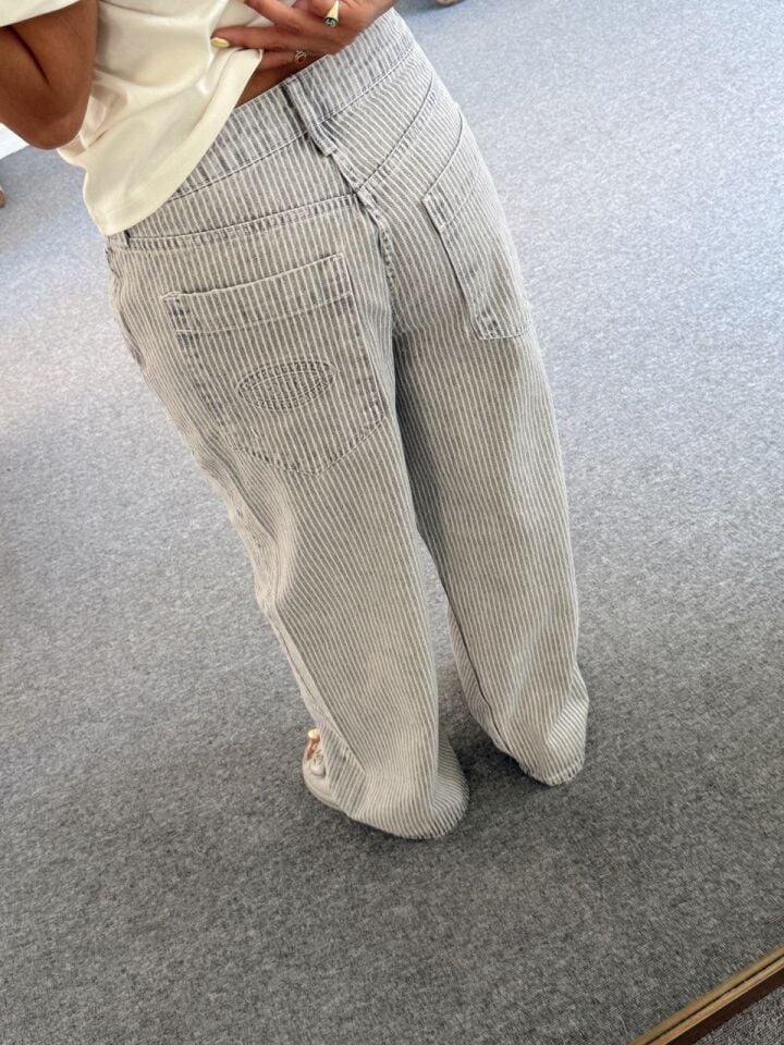 GRİ ÇİZGİLİ DÜŞÜK BEL DENİM PANTOLON